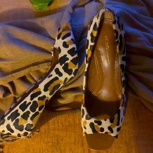 These beautiful BCBG 4 plus inch heel, are leopard print pattern. Size 10B